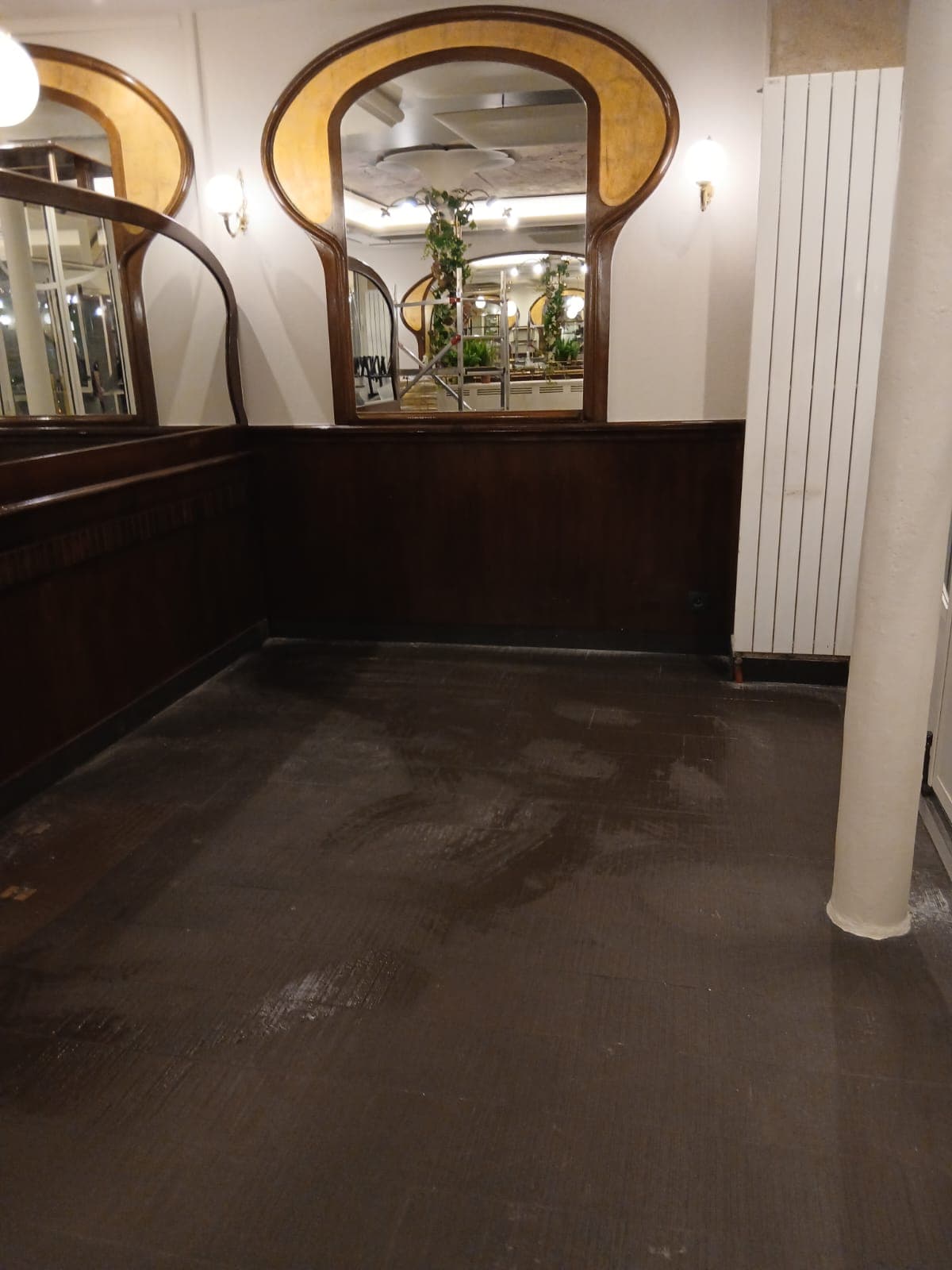 Salle de brasserie Art nouveau aux boiseries et miroirs après nettoyage