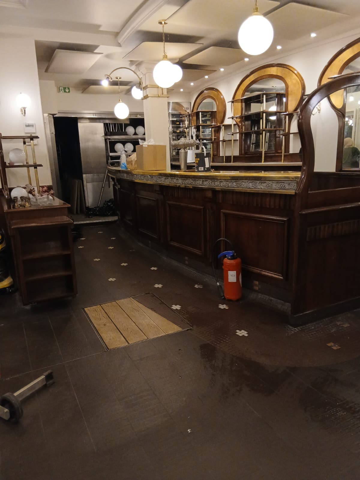 Comptoir et bar en acajou d'une brasserie parisienne entretenus