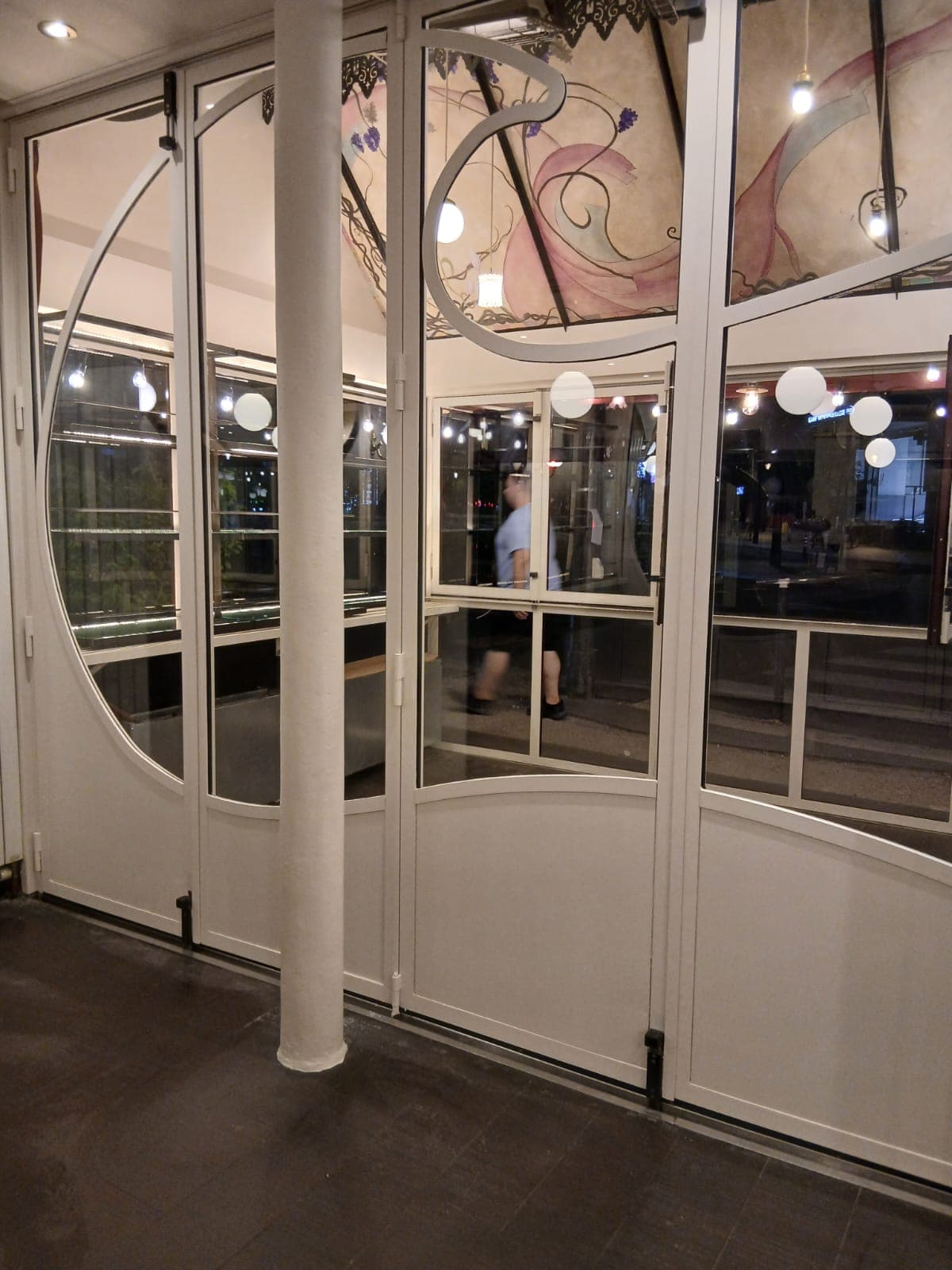 Verrières et portes Art nouveau nettoyées dans une brasserie