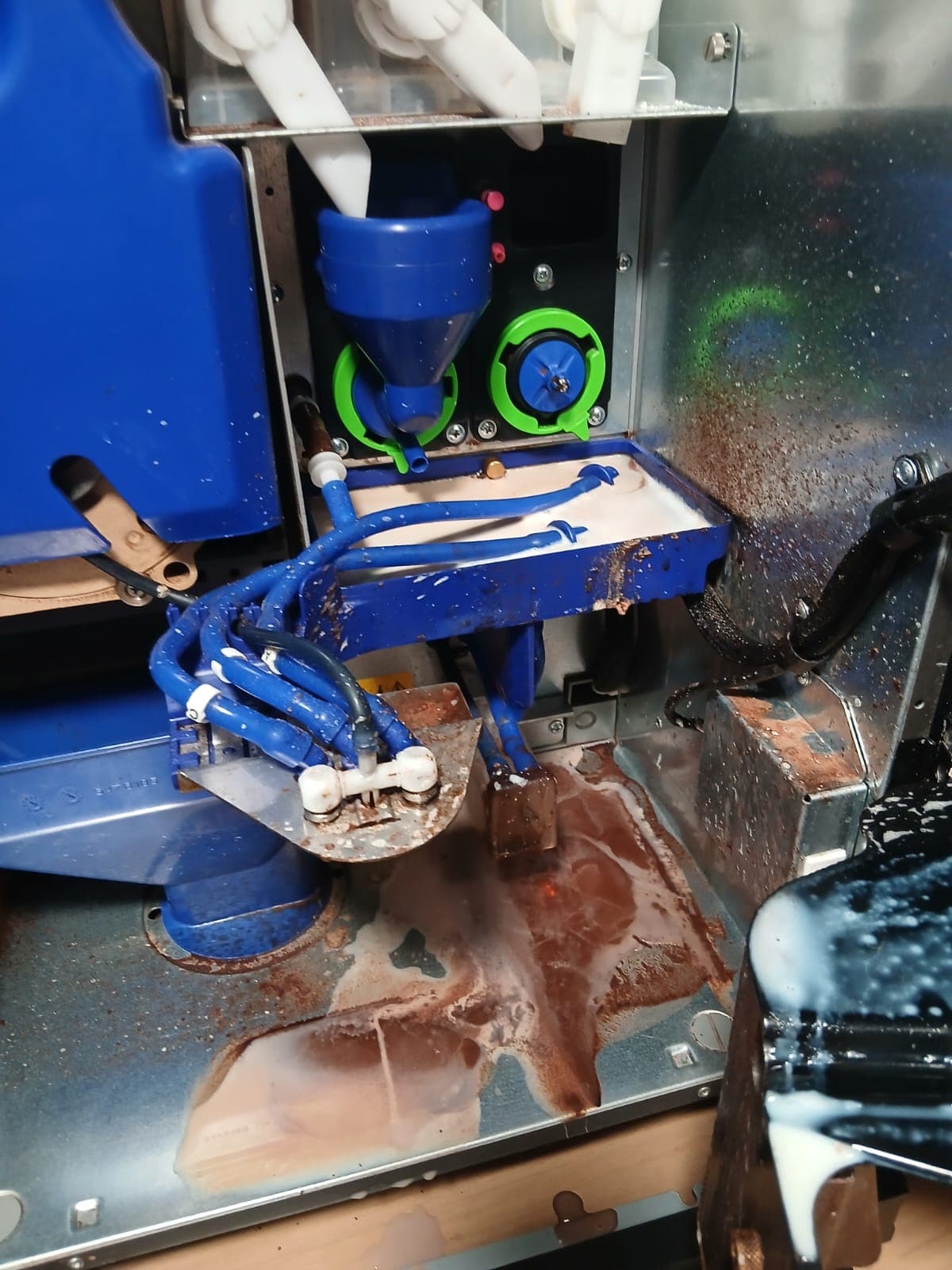 Intérieur d'une machine à boissons encrassé par des résidus avant nettoyage