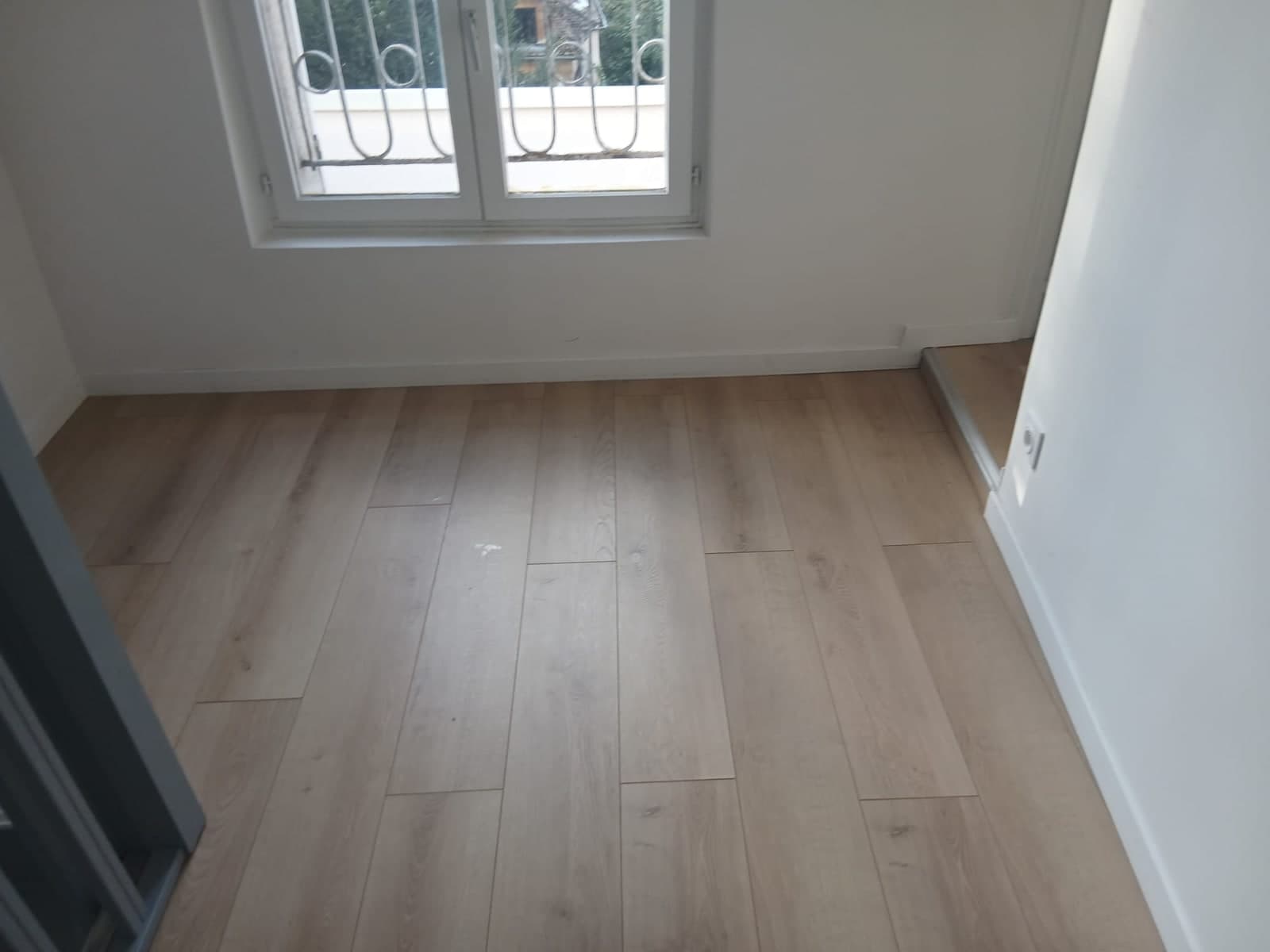 Pièce au parquet clair après le nettoyage de fin de chantier