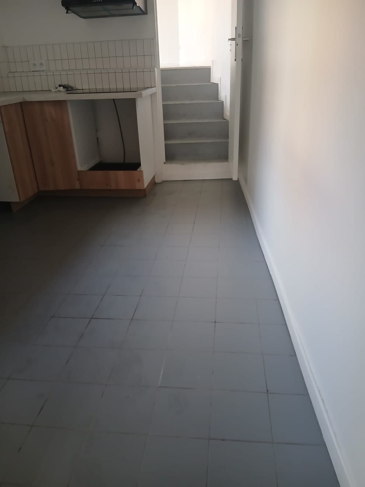 La cuisine et son escalier nettoyés, carrelage lavé et sans débris