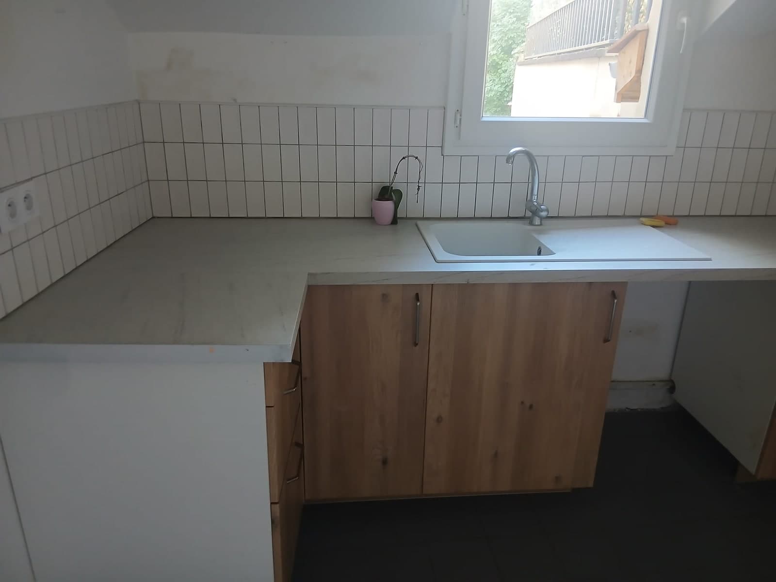 Cuisine équipée nettoyée, plan de travail et évier dégraissés