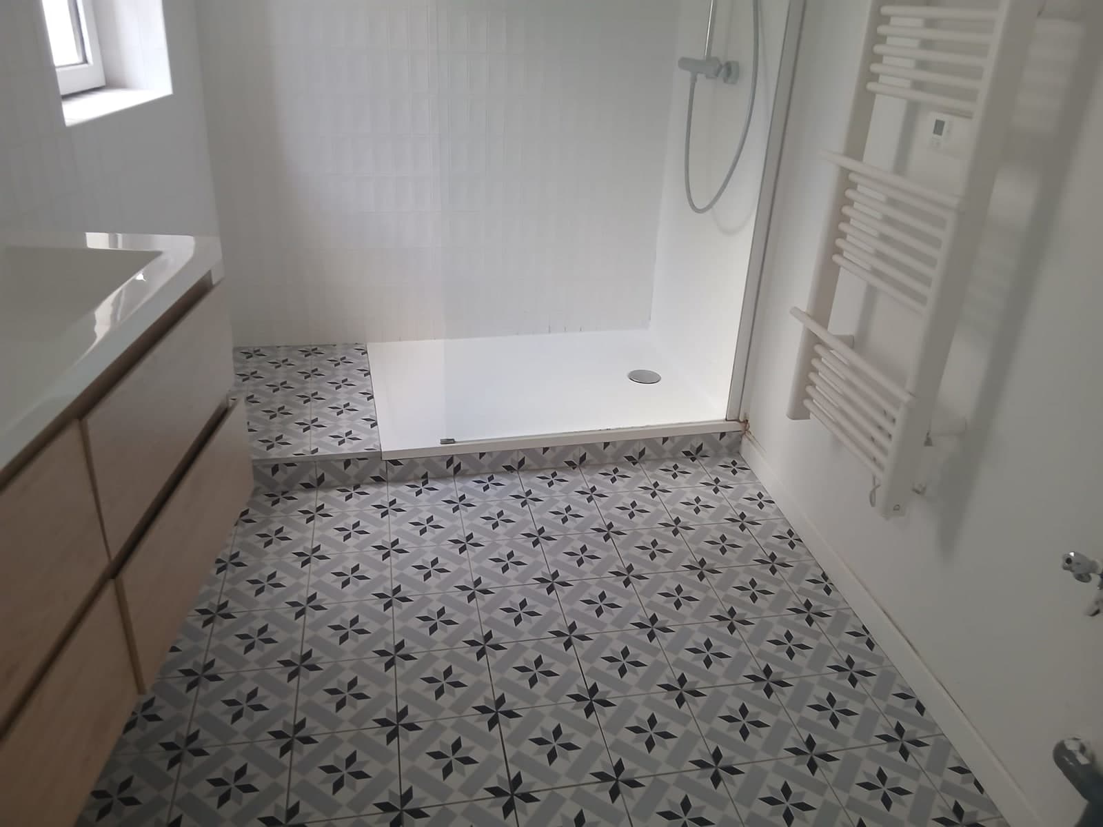 Salle de bain aux carreaux de ciment nettoyée en fin de chantier